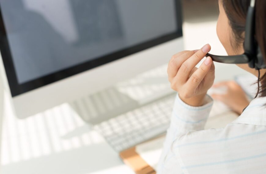 4mile Blog article about inbound calls and missed opportunities, customer service taking a call